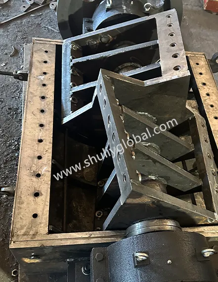 Knife used in plastic bottle crusher (hard material crusher)